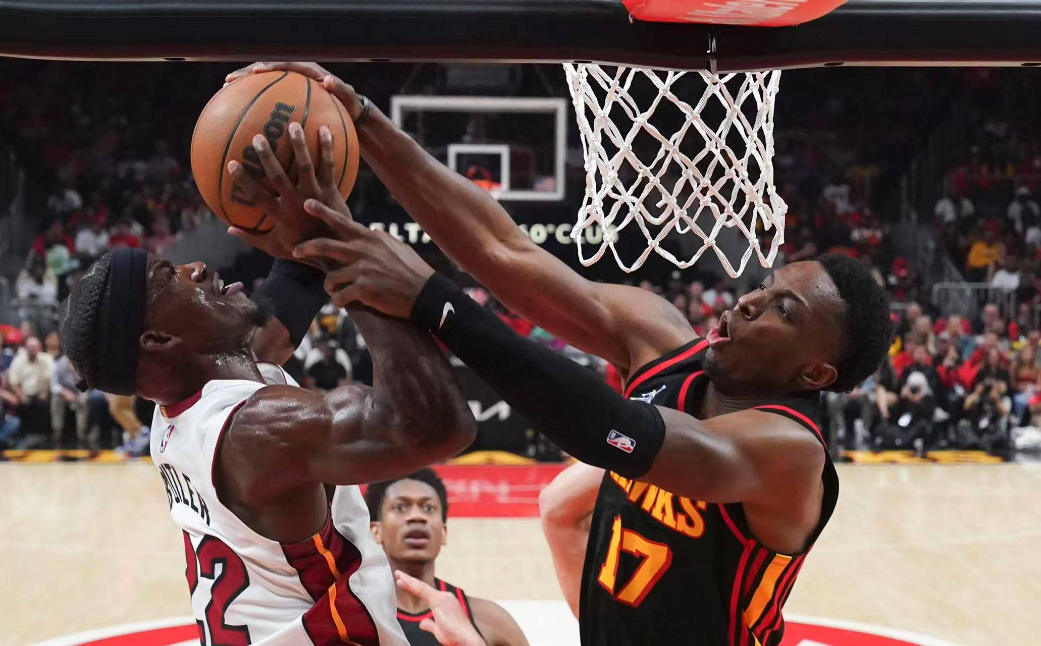 开云体育-巴特勒重要时刻表现优异，巴塞罗那带队取胜！