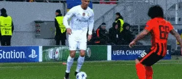 开云体育-詹姆斯焦点对战，C罗与40激战瑞士队分钟，比赛局势复杂胜负难料！